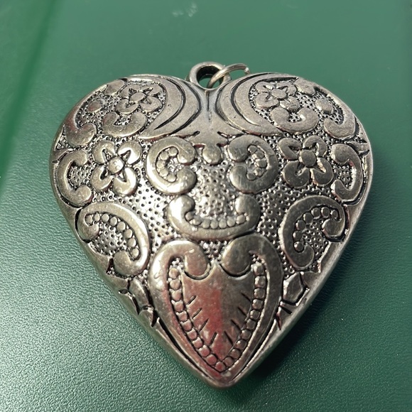 Large, lightweight heart shaped decorative embossed metal pendant for necklace - Picture 3 of 10